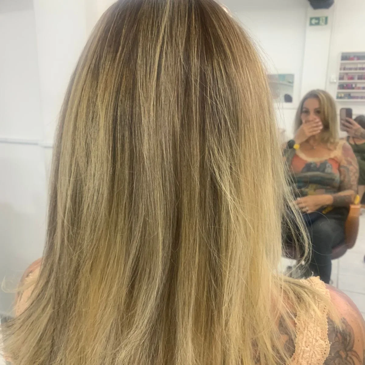Mechas loiras de costas, no comprimento médio