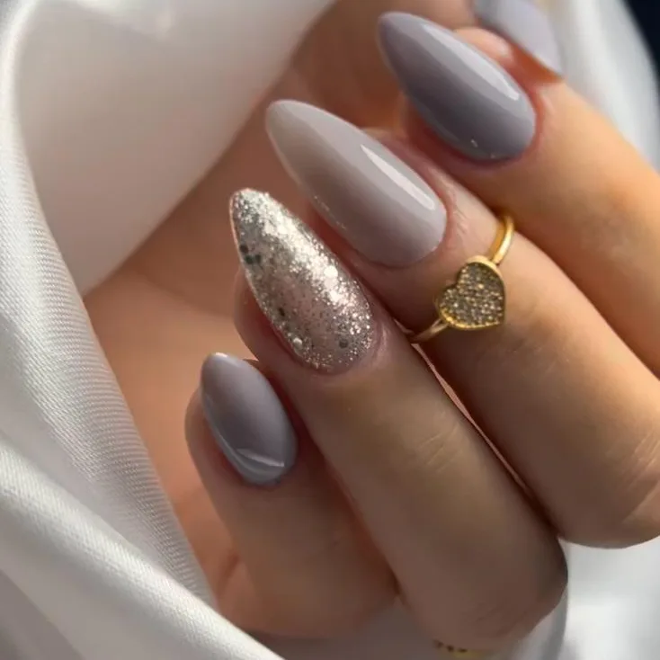 Unhas amendoadas em cinza e lilás com glitter prateado